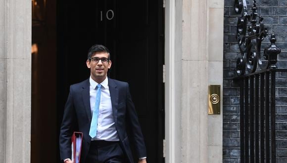 El primer ministro de Gran Bretaña, Rishi Sunak, sale de 10 Downing Street para asistir a las preguntas del primer ministro en Londres, Gran Bretaña, el 22 de febrero de 2023. (Foto de EFE/EPA/NEIL HALL)
