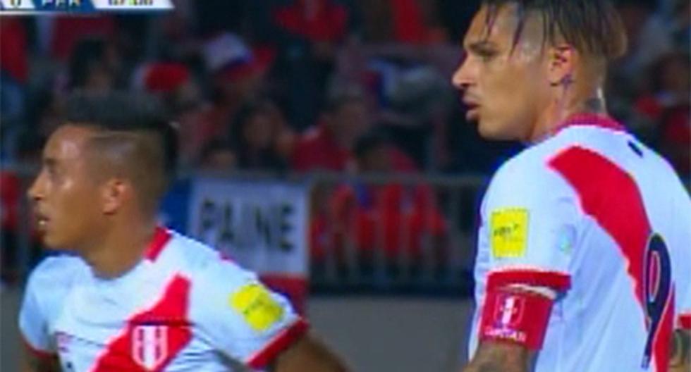 Paolo Guerrero tuvo una conversación con Christian Cueva en pleno partido entre la Selección Peruana ante Chile. El capitán habló con su compañero tras su clara ocasión de gol que falló. (Foto: Captura - CMD)