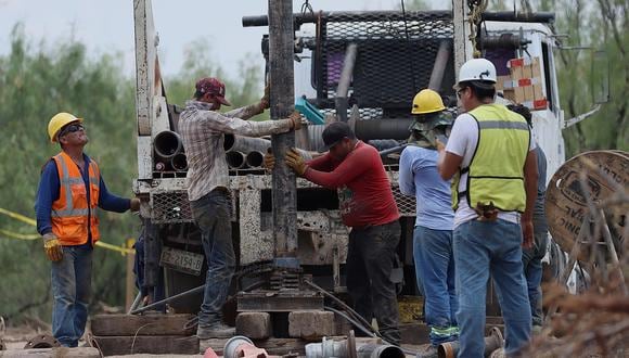 Rescatistas trabajan en la zona donde se encuentran los 10 mineros atrapados el 13 de agosto de 2022, en el municipio de Sabinas, Coahuila. (Foto: Antonio Ojeda / EFE)