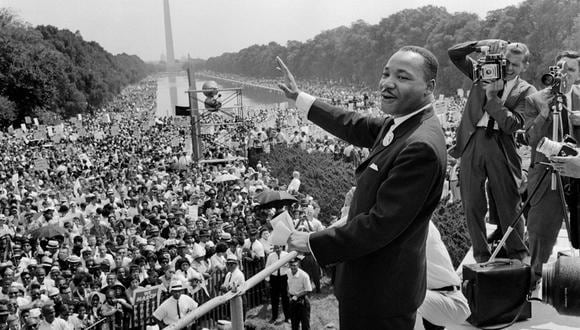 El líder estadounidense de derechos civiles Martin Luther King saluda a sus seguidores el 28 de agosto de 1963 en Washington DC tras pronunciar su famoso discurso "Tengo un sueño". (Foto de AFP)