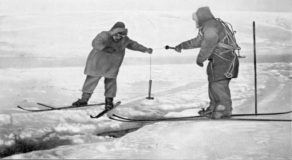 El equipo básico de Scott y de Amundsen en sus respectivos viajes al Polo Sur consistió en un abrigo de piel, un par de esquís y otro de bastones. / Foto: Getty Images.