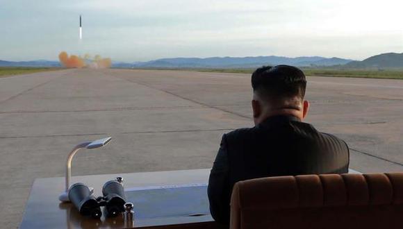 El líder norcoreano Kim Jong-un observa el lanzamiento de un misil nuclear. (Foto: AFP)