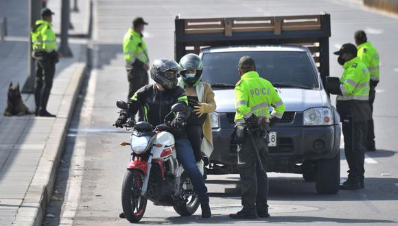 Imagen referencial. Un policía colombiano detiene un automóvil en un puesto de control en Bogotá, el 28 de abril de 2021. (JUAN BARRETO / AFP).