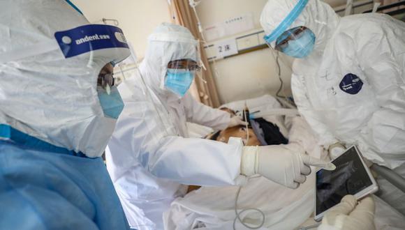 Médicos observan exámenes de un paciente infectado por el coronavirus en el Hospital de la Cruz Roja de Wuhan en China. (Foto: AFP).