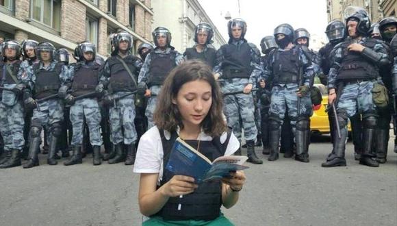 Olga Misik leyendo la Constitución de Rusia de 1993 frente a la policía antidisturbios. Foto: VERA OLEINIKOVA, vía BBC Mundo
