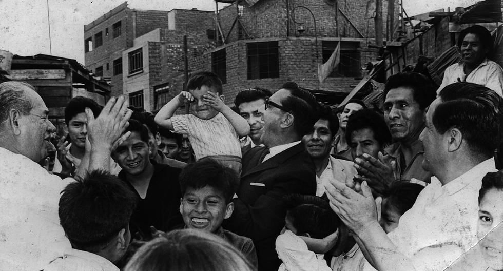 Lima, 2 de diciembre de 1963. A trece días de las elecciones municipales, que volvían luego de 41 años sin ellas, Luis Bedoya Reyes, de la coalición AP-DC, recibe un cálido recibimiento popular en plena campaña. (Foto: GEC Archivo Histórico)