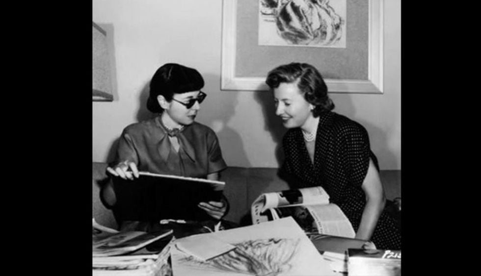 Edith Head trabajando con la actriz Barbara Stanwyck en 1940. (Foto: Instagram/ @classic_icons)