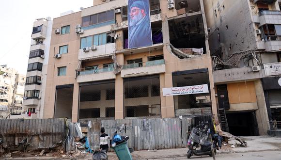 Esta fotografía tomada el 8 de enero de 2024 muestra una pancarta que representa al secretario general de Hezbolá, Hassan Nasrallah, colgada en el edificio, que fue alcanzado por un ataque con aviones no tripulados, matando al número dos de Hamás en un bastión del sur de Beirut de Hezbolá, aliado de Hamás. ( Foto de ANWAR AMRO / AFP)