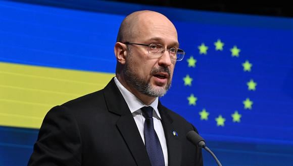 El primer ministro de Ucrania, Denys Shmyhal, habla durante una conferencia de prensa durante una reunión del Consejo de Asociación UE-Ucrania en la sede de la UE en Bruselas el 5 de septiembre de 2022. (Foto de John THYS / AFP)