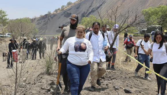 Ceci Flores, líder de un grupo de "madres buscadoras" del norte de México, carga una pala en el sitio donde dijo que su equipo halló un crematorio clandestino, el 1 de mayo de 2024, en Tláhuac, Ciudad de México. (Foto de Ginnette Riquelme / AP)