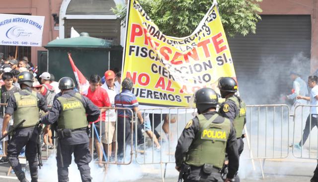 Comerciantes rechazan el cierre de la zona comercial de Gamarra y señalan que están sufriendo pérdidas económicas. (Foto: Juan Ponce / El Comercio)