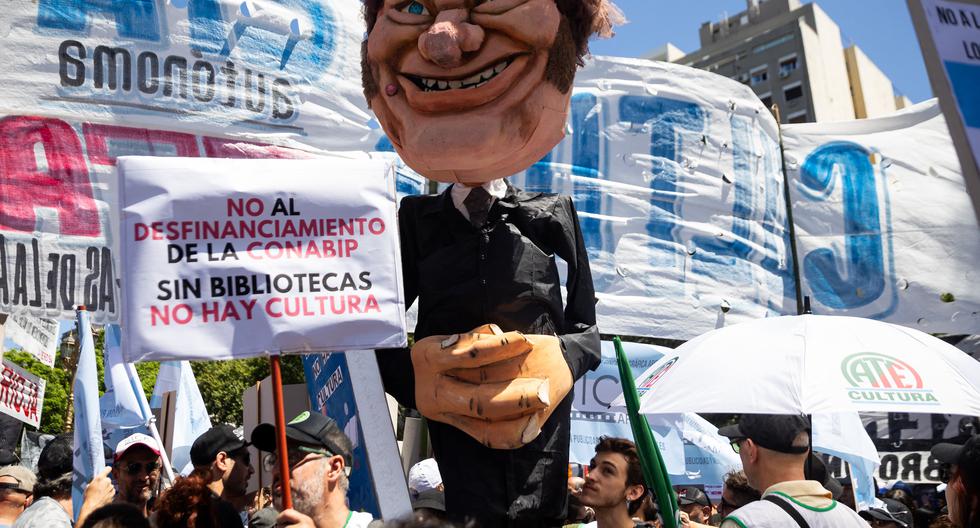 Argentina |  The General Strike in Argentina and Why Millay's Biggest Challenge Is “Establishing Priorities in the Omnibus Law” |  Santiago Rodriguez Red |  General Confederation of Labour  First general strike |  the world