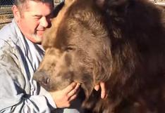 La amistad de este oso y un hombre emociona a toda Rusia (VIDEO)