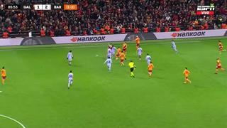 Jordi Alba fue agredido por los hinchas de Galatasaray y respondió con un pelotazo