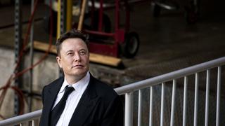 Tesla cae por apoyo en Twitter a venta de acciones de Musk