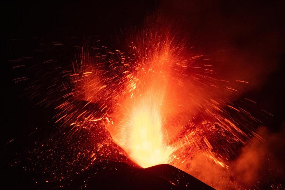 Imagen del volcán de La Palma tomada en la madrugada de este viernes desde la localidad de El Paso, cuando la erupción cumple 40 días ininterrumpidos de actividad. (EFE/Miguel Calero).