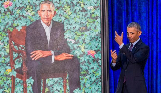 Former US President Barack Obama pretends to take a selfie as he looks at his by artist Kehinde Wiley after its unveiling at the Smithsonian's National Portrait Gallery in Washington, DC, February 12, 2018. RESTRICTED TO EDITORIAL USE - MANDATORY MENTION OF THE ARTIST UPON PUBLICATION - TO ILLUSTRATE THE EVENT AS SPECIFIED IN THE CAPTION
 / AFP / SAUL LOEB / RESTRICTED TO EDITORIAL USE - MANDATORY MENTION OF THE ARTIST UPON PUBLICATION - TO ILLUSTRATE THE EVENT AS SPECIFIED IN THE CAPTION