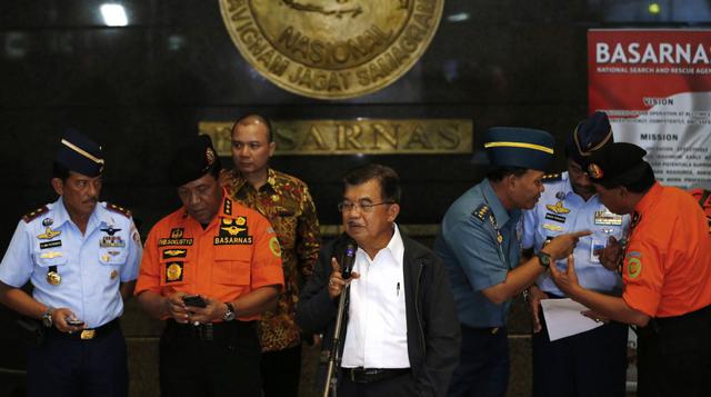 AirAsia: la angustiosa espera de los familiares en Indonesia - 6