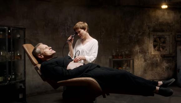 Viggo Mortensen y Léa Seydoux en una escena de "Crimes of the Future", polémica película de David Cronenberg que acaba de estrenarse en el Festival de Cannes. (Foto: Neon)