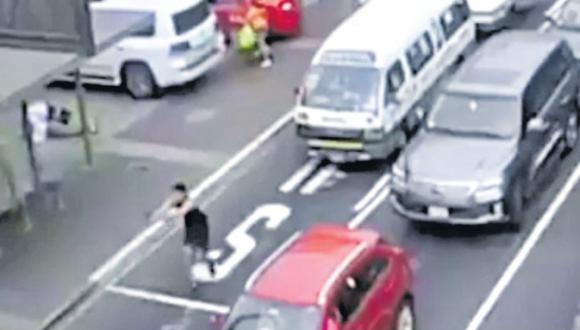 Las imágenes muestran cómo Abel Valdivia intentó balear a los delincuentes que huyeron en una moto. (Captura de TV)