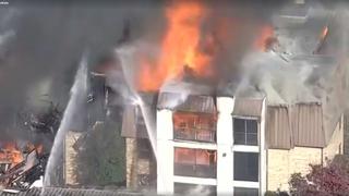 Bomberos combaten un gran incendio en complejo residencial de Texas | VIDEO