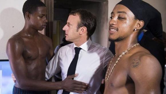 Emmanuel Macron recibió duras críticas por fotografiarse con dos jóvenes mientras visitaba la isla caribeña de San Martín este fin de semana.