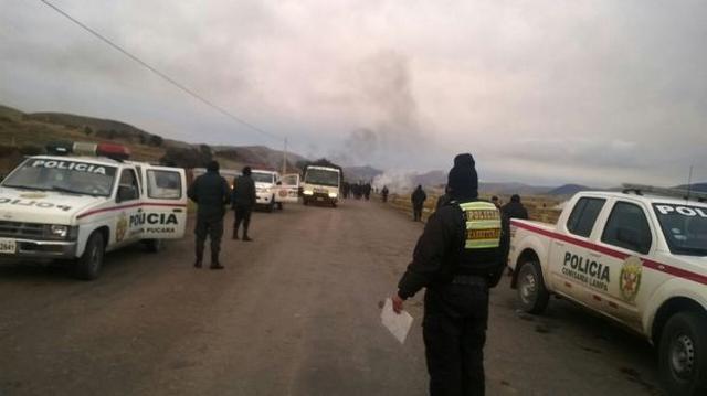 Comuneros y policías se enfrentan en paro contra minera en Puno - 2