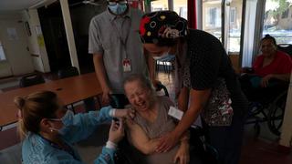 Chile suma más de 4.100 casos de coronavirus mientras la campaña de vacunación avanza a buen ritmo