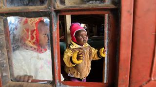 El colegio de Kenia en el que madres adolescentes estudian junto a sus bebés