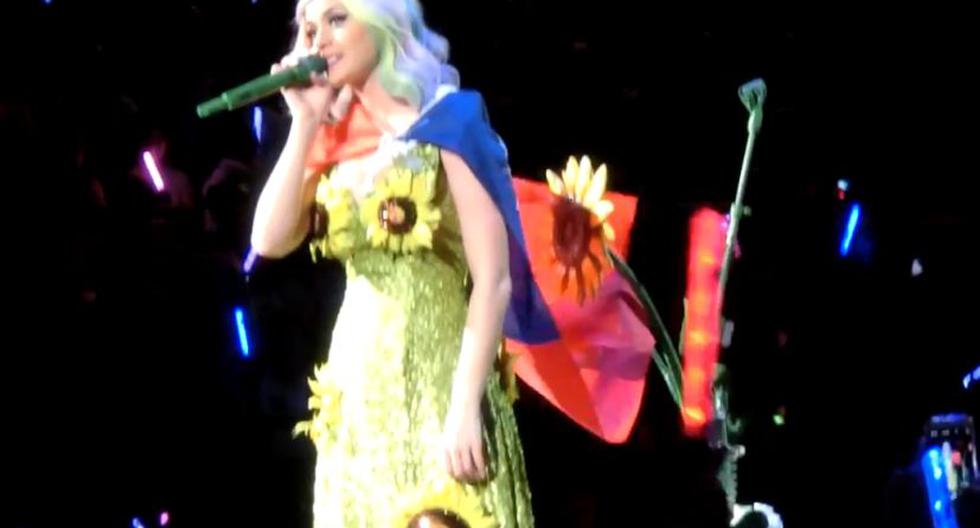 Katy Perry cantó con la bandera de Taiwán. (Foto: Cortesía Sherry Liu/YouTube)
