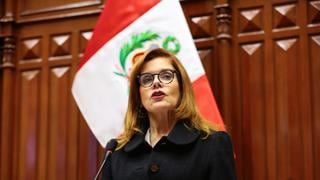 Mercedes Araoz juró como presidenta de la República encargada por el Congreso