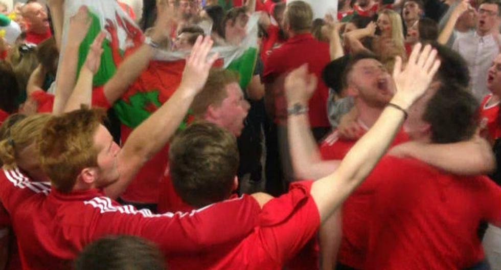 Hinchas en Gales no se sintieron mal por la eliminación en semifinales de la Eurocopa a manos de Portugal y celebraron como si fuera una victoria. (Foto: AFP)