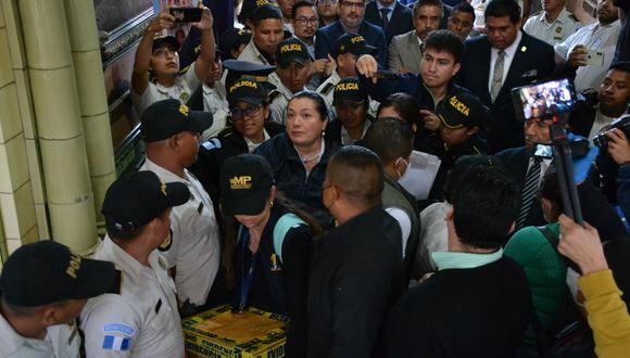 Policías de la fiscalía de Guatemala se enfrentaron el sábado con magistrados en el tribunal electoral mientras confiscaban cajas que contenían actas de recuento de las elecciones presidenciales de este año, en una medida denunciada en capitales extranjeras. (Foto: Tribunal Supremo Electoral de Guatemala / AFP)