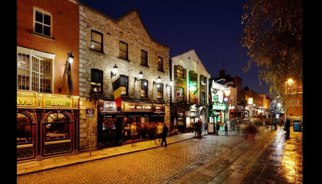 Temple Bar (Dublín). Irlanda también forma parte de esta lista gracias a su tan conocido barrio Temple Bar. Ahí tendrás enormes posibilidad de ligar con alguien, puesto que decenas de personas visitan sus bares con las mismas intenciones. Solo basta con sonreír y buscar divertirte. (Foto: AFP)