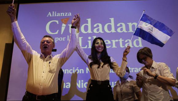 Oscar Sobalvarro, exjefe de la Resistencia Nicaragüense, y Berenice Quezada, miss Nicaragua 2017, candidata presidencial y compañera de fórmula del partido Alianza Ciudadana por la Libertad (ACXL). (Foto de OSWALDO RIVAS / AFP).
