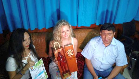 El galardón fue entregado por el alcalde de Belén, Richard Vásquez Salazar, quien destacó la labor de la turista en la conservación del río afluente del Amazonas. Las autoridades estiman que Radnor, con ayuda de los moradores de la zona, llegó a recolectar cerca de 50 mil toneladas de desperdicio (Foto: Daniel Carbajal)