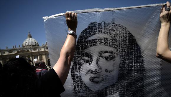 Manifestantes sostienen un póster de Emanuela Orlandi durante la oración de Regina Coeli del Papa Benedicto XVI en la plaza de San Pedro, en el Vaticano, en mayo de 2012. (Foto: AFP)