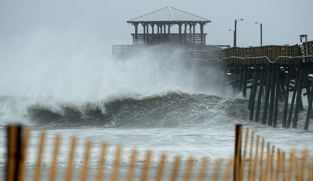 Las bandas exteriores de viento y lluvia de un debilitado pero aún mortífero huracán Florence comenzaron a azotar el jueves Carolina del Norte. (AFP).