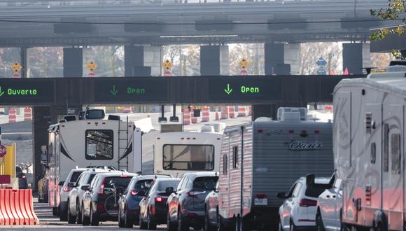 Vehículos espera cruzar la frontera hacia los Estados Unidos en el cruce fronterizo de las Mil Islas en Lansdowne, Ontario, el 8 de noviembre de 2021. (Foto referencial de Andrej Ivanov / AFP)
