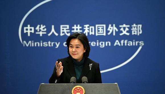 El portavoz del Ministerio de Relaciones Exteriores de China, Hua Chunying, gesticula durante la conferencia de prensa diaria en  Beijing, el 24 de febrero de 2022. (Foto de Noel Celis / AFP)