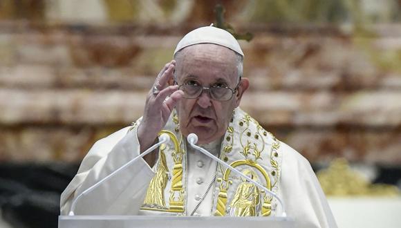 El papa Francisco entrega su Bendición Urbi et Orbi, después de celebrar la Misa de Pascua el 4 de abril de 2021 en la Basílica de San Pedro en el Vaticano durante la pandemia del coronavirus. (Filippo MONTEFORTE / POOL / AFP).