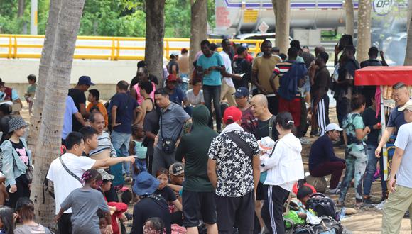 Migrantes de diversas nacionalidades descansan en un campamento temporal, en la ciudad de Tapachula, Chiapas, México, el 22 de mayo de 2023. (Foto de Juan Manuel Blanco / EFE)
