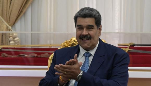 El presidente de Venezuela, Nicolás Maduro, aplaude durante una reunión con el presidente de la Conmebol, el paraguayo Alejandro Domínguez (fuera de cuadro), en el palacio presidencial de Miraflores en Caracas, el 11 de julio de 2022. (Foto: Federico PARRA / AFP)