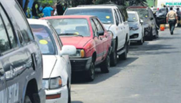 Policía de Tránsito pone papeletas a vehículos de la Dirincri