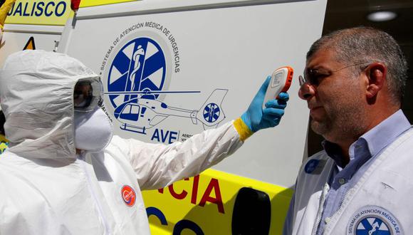 Un médico y un paramédico del Sistema de Atención Médica de Emergencia (SAMU) de Jalisco dentro de la unidad médica de cuidados intensivos móvil "UTIM", el primero en América Latina equipado para transferir personas infectadas con coronavirus. (Foto: AFP).