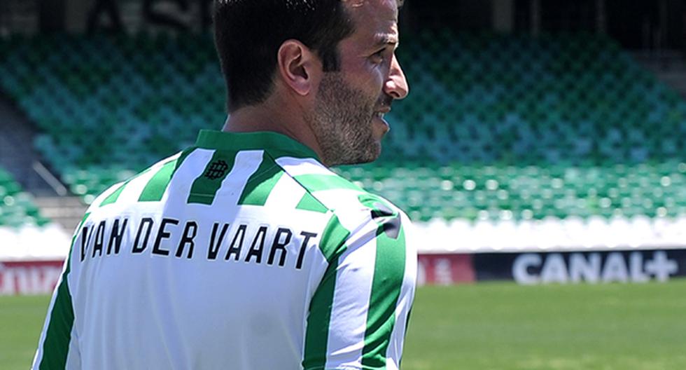 Rafael van Der Vaart dejó finalmente el Real Betis de Juan Vargas y fichó por el Midtjylland de Dinamarca. Será rival del Aalborg de Edison Flores. (Foto: AFP)