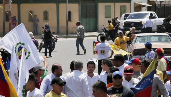 Representantes de Juan Guaidó difundieron imágenes de colectivos armados apuntando el líder opositor a quien más de 50 países reconocen como presidente encargado de Venezuela. (Foto: Twitter)