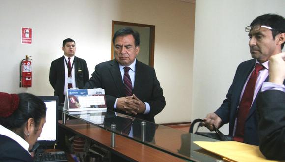 El congresista Javier Velásquez Quesquén acude a la fiscalía a rendir su declaración. (Foto: Ministerio Público)