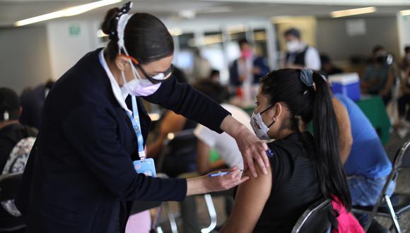 Una joven recibe una dosis de la vacuna contra el covid-19 en Ciudad de México (México). (Foto: EFE)
