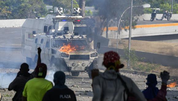 La Guardia Nacional arrojó gases lacrimógenos contra cientos de personas que intentaban bloquear una autopista en proximidades de la base aérea La Carlota, donde un grupo de militares se sublevó contra Nicolás Maduro. (AFP).